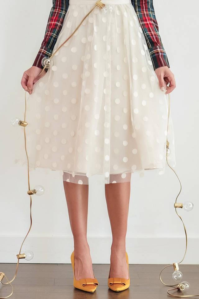 รูปภาพ:http://laceandlocks.com/blog/wp-content/uploads/2015/12/lace-and-locks-petite-fashion-blogger-polka-dot-tulle-skirt-04.jpg
