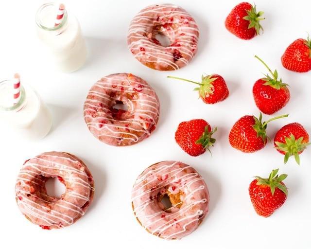 รูปภาพ:https://images.britcdn.com/wp-content/uploads/2015/05/Strawberry-Donuts-finished-square.jpg?w=1000&auto=format