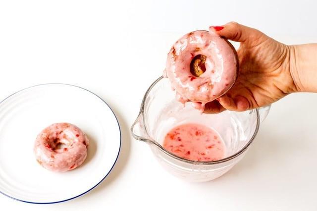 รูปภาพ:https://images.britcdn.com/wp-content/uploads/2015/05/Strawberry-Donuts-Step7b.jpg?w=1000&auto=format