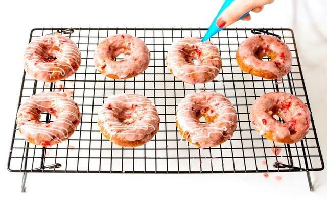 รูปภาพ:https://images.britcdn.com/wp-content/uploads/2015/05/Strawberry-Donuts-Step8.jpg?w=1000&auto=format