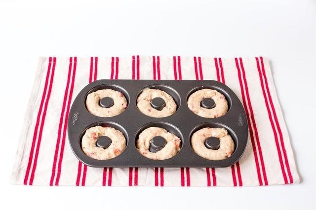 รูปภาพ:https://images.britcdn.com/wp-content/uploads/2015/05/Strawberry-Donuts-Step4a.jpg?w=1000&auto=format