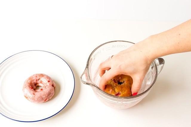 รูปภาพ:https://images.britcdn.com/wp-content/uploads/2015/05/Strawberry-Donuts-Step7a.jpg?w=1000&auto=format