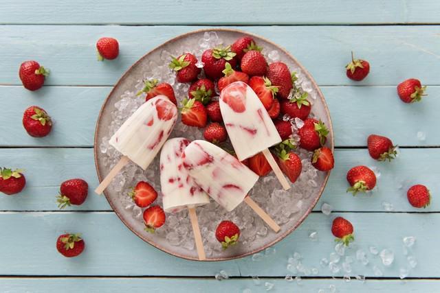 รูปภาพ:http://blog.hellofresh.co.uk/wp-content/uploads/2016/06/HF160527-Global_blog_strawberry-and-yoghurt-popsicles-97_low-2.jpg