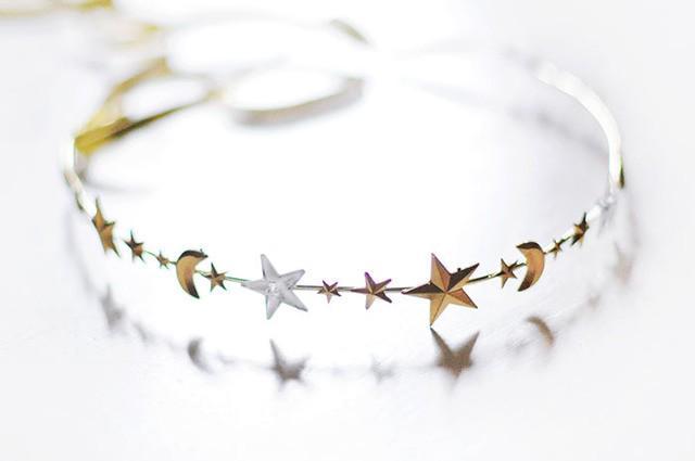 รูปภาพ:http://www.lovemaegan.com/wp-content/uploads/2017/12/DIY-Celestial-Stars-and-Moons-headband-crown-9.jpg