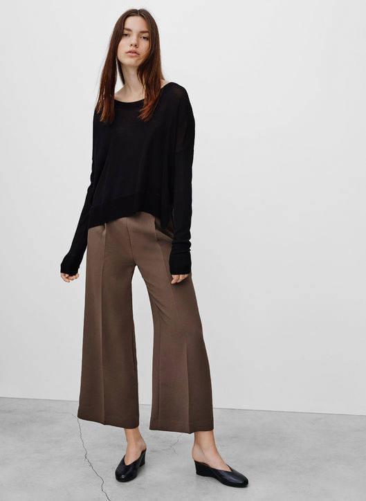 รูปภาพ:http://www.glamour.com/images/fashion/2015/07/aritzia-wide-leg-crop-pants-sweater-h724.jpg