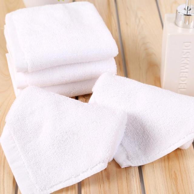 รูปภาพ:https://www.isoftroom.com/wp-content/uploads/2017/02/500pcs-lot-50g-30-30cm-factory-direct-hotel-32s-plain-weave-cotton-towel-60g-70g-logo-custom-towels-1.jpg