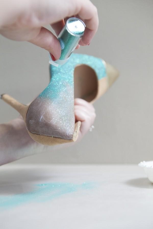 รูปภาพ:http://somethingturquoise.com/wp-content/uploads/2013/10/ST_DIY_glittered_statement_heels_0007.jpg