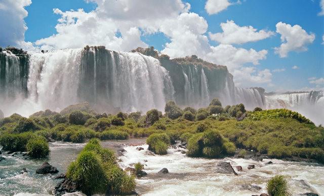 รูปภาพ:https://seoimgak.mmtcdn.com/blog/sites/default/files/images/iguazu-falls-argentina-Adventure.jpg