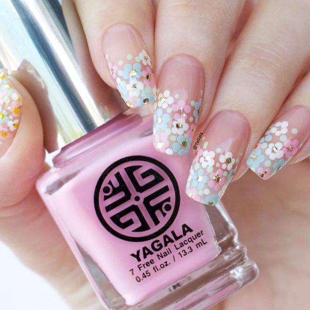 รูปภาพ:https://naildesignsjournal.com/wp-content/uploads/2018/02/easter-nails-designs-transparent-base-pastel-flower-pattern.jpg
