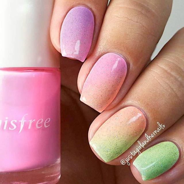 รูปภาพ:https://naildesignsjournal.com/wp-content/uploads/2018/02/easter-nails-designs-pastel-rainbow-ombre-sparkle-top.jpg