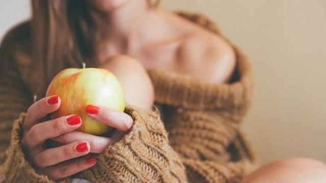 รูปภาพ:https://imgix.bustle.com/elite-daily/2017/08/22131159/young-woman-eating-apple.jpg?w=1020&h=574&fit=crop&crop=faces&auto=format&q=70