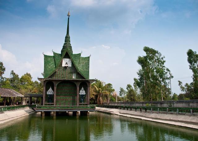 รูปภาพ:http://www.slate.com/content/dam/slate/blogs/atlas_obscura/2015/02/20/the_beer_bottle_temple_in_thailand/7447377506_7700b9cc49_k.jpg.CROP.promo-large2.jpg