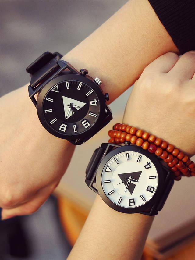 รูปภาพ:http://g04.a.alicdn.com/kf/HTB1QAInIXXXXXbkXFXXq6xXFXXXQ/2015-Silica-gel-retro-couple-watch-Korean-source-of-wind-and-large-dial-trend-of-personality.jpg