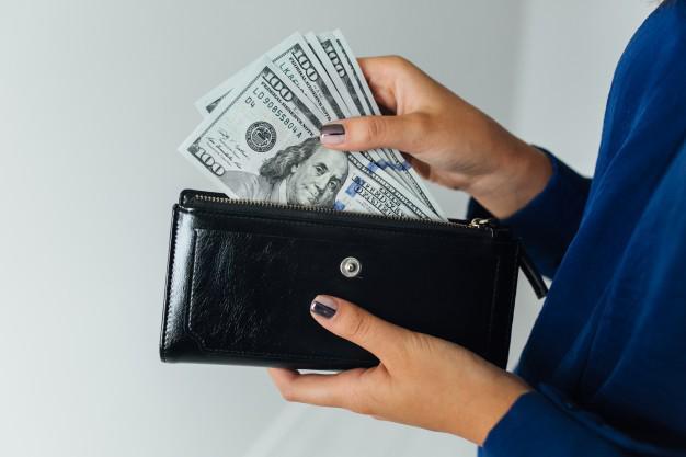 รูปภาพ:https://image.freepik.com/free-photo/woman-holding-wallet-with-cash_1429-2310.jpg