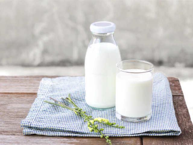 รูปภาพ:https://img.etimg.com/thumb/msid-65838750,width-643,imgsize-260272,resizemode-4/skimmed-vs-toned-milk-whats-the-difference.jpg