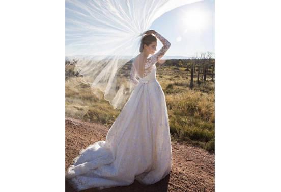 รูปภาพ:http://prodstatics3azcdn1.purewow.com/images/articles/2015_12/weddingslide6.jpg