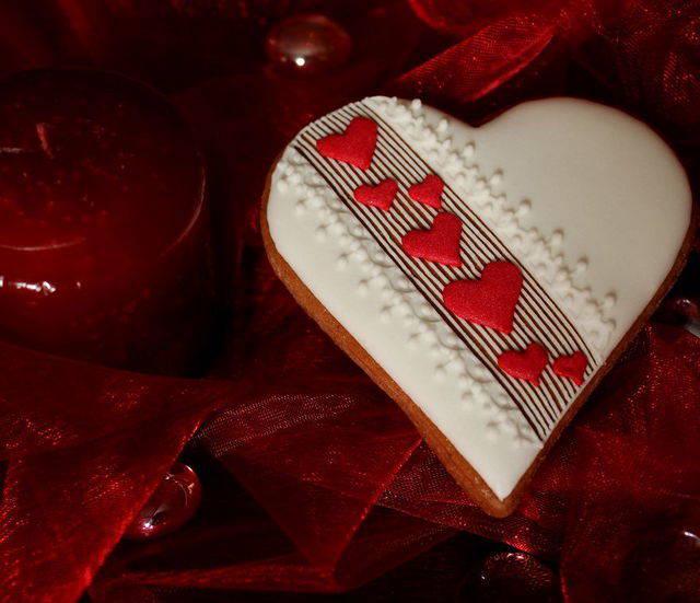 รูปภาพ:http://static.boredpanda.com/blog/wp-content/uploads/2016/01/how-to-decorate-gingerbread-for-valentines-day-5__880.jpg