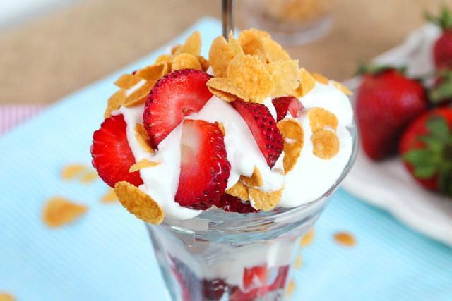 รูปภาพ:https://www.couponclippingcook.com/wp-content/uploads/2013/04/15-strawberries-and-whipped-cream-with-a-crunch.jpg