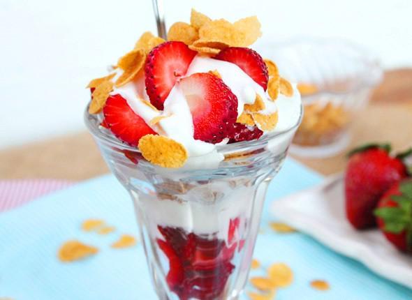 รูปภาพ:https://www.couponclippingcook.com/wp-content/uploads/2013/04/1-strawberries-and-whipped-cream-with-a-crunch.jpg