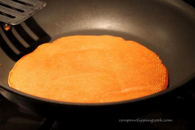 รูปภาพ:https://www.couponclippingcook.com/wp-content/uploads/2014/02/14-turn-pancake-in-pan.jpg