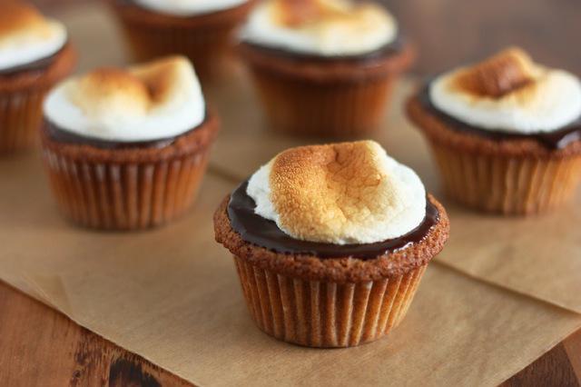รูปภาพ:http://www.cookingclassy.com/wp-content/uploads/2012/11/smores+cupcakes.jpg