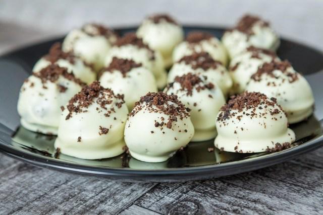 รูปภาพ:http://www.cheatsheet.com/wp-content/uploads/2016/12/White-Chocolate-Truffles.jpg