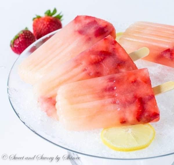 รูปภาพ:https://www.sweetandsavorybyshinee.com/wp-content/uploads/2015/06/Strawberry-Lemonade-Popsicles-1-600x570.jpg