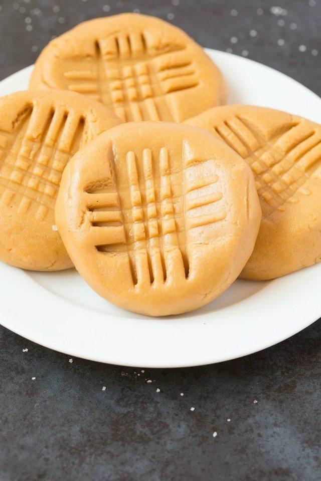รูปภาพ:https://i1.wp.com/thebigmansworld.com/wp-content/uploads/2017/11/3-ingredient-no-bake-peanut-butter-cookies-6.jpg?w=680&ssl=1