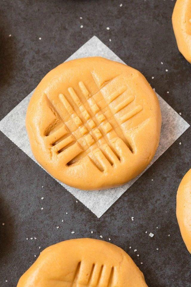 รูปภาพ:https://i0.wp.com/thebigmansworld.com/wp-content/uploads/2017/11/3-ingredient-no-bake-peanut-butter-cookies.jpg?w=680&ssl=1
