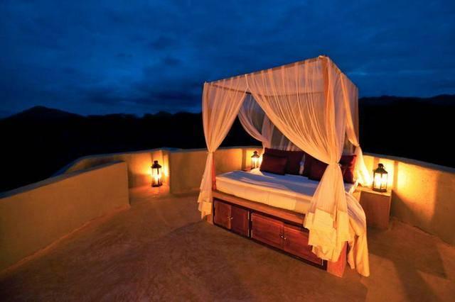 รูปภาพ:http://www.nationalgeographiclodges.com/content/dam/lodges/Photos/Destinations/Africa/Ol%20Donyo/Interior/Ol%20Donyo_Copyright_Beverly_Joubert_OlDonyo_Camp_Kenya_5442_outdoor%20bed.adapt.945.1.jpg