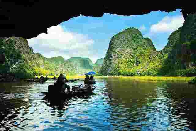 รูปภาพ:https://www.peregrineadventures.com/sites/peregrine/files/styles/low-quality/public/elements/product/hero/PAHD_vietnam_halong-bay_cave-river-boats.jpg