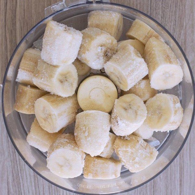 รูปภาพ:https://chocolatecoveredkatie.com/wp-content/uploads/2016/08/frozen-bananas.jpg