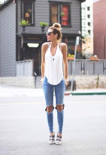 รูปภาพ:http://picture-cdn.wheretoget.it/4cxm7j-l-610x610-tank-white+tank--crop+tops-white+crop+tops-summer-summer-summer+outfits-summer+pants-white+summer-summer+shirt-t+shirt-women+tshirt-girly-jeans-ripped+jeans-skinny+jeans-skiny+jean.jpg