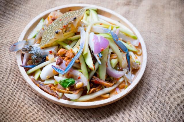 รูปภาพ:https://food.mthai.com/app/uploads/2017/11/Spicy-Sour-Mango-Salad-with-Crab-in-Fish-Sauce.jpg