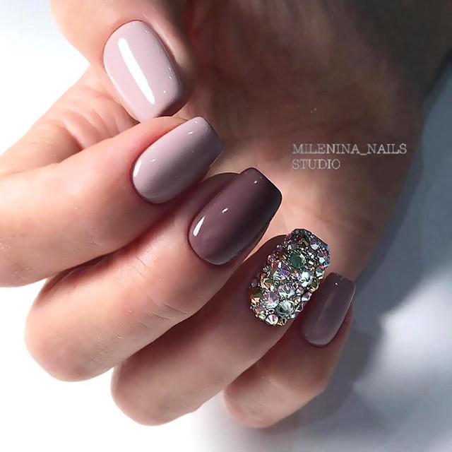 รูปภาพ:https://naildesignsjournal.com/wp-content/uploads/2018/11/short-acrylic-nails-squoval-nude-brown-rhinestones.jpg