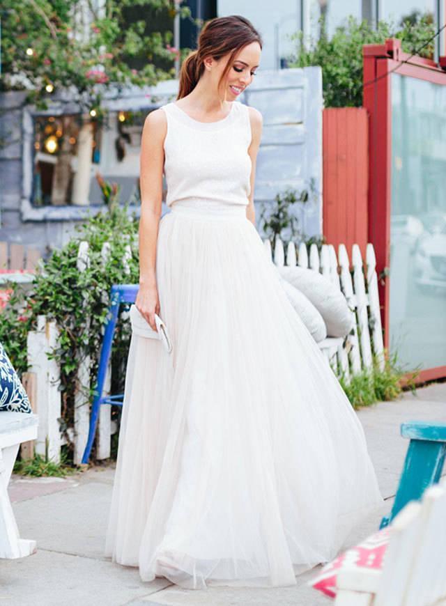 รูปภาพ:http://www.sydnestyle.com/wp-content/uploads/2015/03/Sydne-Style-what-to-wear-to-a-beach-chic-wedding-tulle-skirt-trend-spring-summer-outfit-ideas-bridal-california.jpg