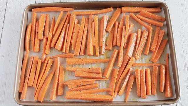 รูปภาพ:https://healyeatsreal.com/wp-content/uploads/2014/04/Easy-Baked-Carrot-fries-recipe-process-3.jpg