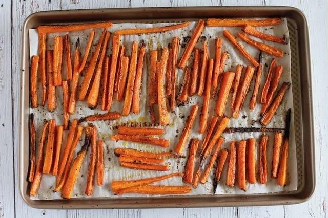 รูปภาพ:https://healyeatsreal.com/wp-content/uploads/2014/04/Easy-Baked-Carrot-fries-recipe-healthy.jpg