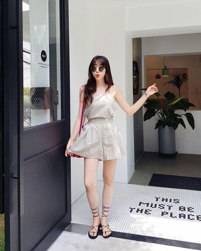 รูปภาพ:https://pinimg.icu/ipi/0x0/8659b/dahong-style-summerlook-soyeon-korean-street-daily-style-korean-outfits-Ee6a24ea601231a25baf1d02da4eb38f5.jpg