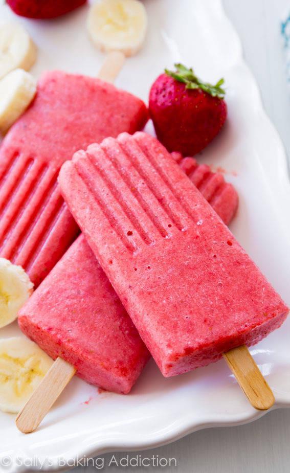 รูปภาพ:http://sallysbakingaddiction.com/wp-content/uploads/2014/06/Strawberry-Banana-Popsicles.jpg
