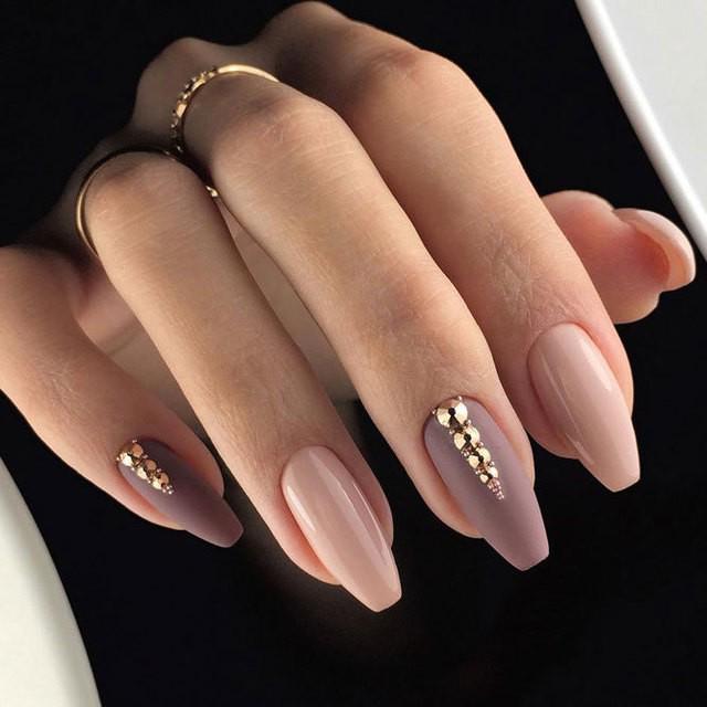 รูปภาพ:https://naildesignsjournal.com/wp-content/uploads/2018/06/mauve-color-nails-ideas-coffin-matte-nude-rhinestones.jpg