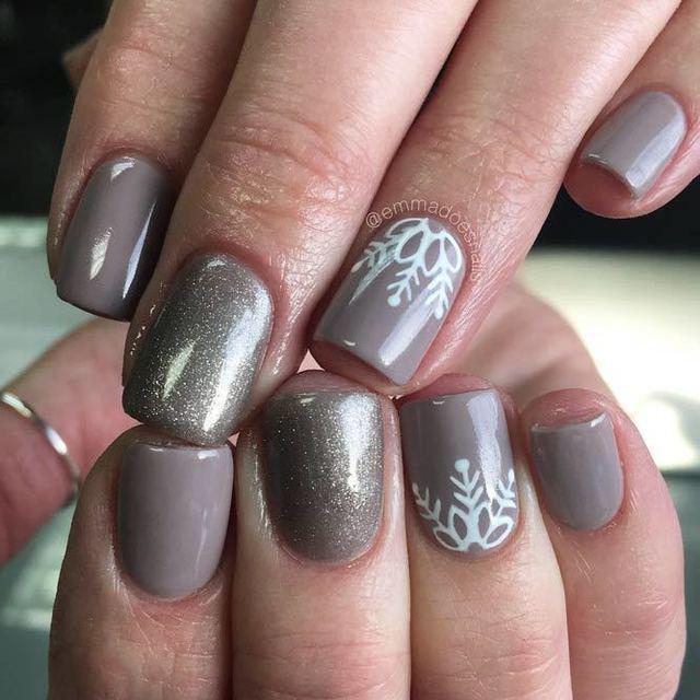 รูปภาพ:https://naildesignsjournal.com/wp-content/uploads/2018/07/taupe-color-nails-glitter-lace-accent.jpg