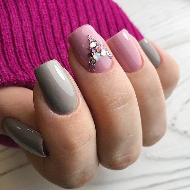 รูปภาพ:https://naildesignsjournal.com/wp-content/uploads/2018/07/taupe-color-nails-pink-accent-rhinestones.jpg