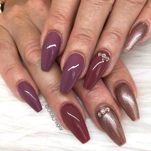 รูปภาพ:https://naildesignsjournal.com/wp-content/uploads/2018/06/mauve-color-nails-ideas-two-dark-tone-shimmering-accent.jpg