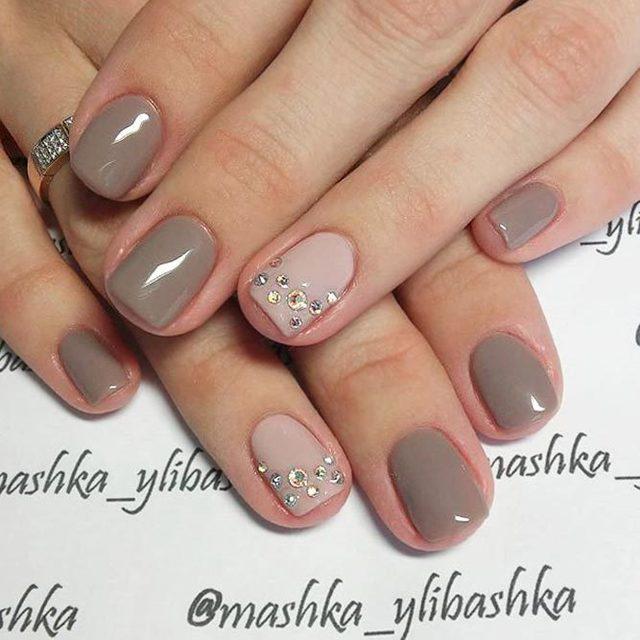 รูปภาพ:https://naildesignsjournal.com/wp-content/uploads/2018/07/taupe-color-nails-matte-accent-rhinestones.jpg