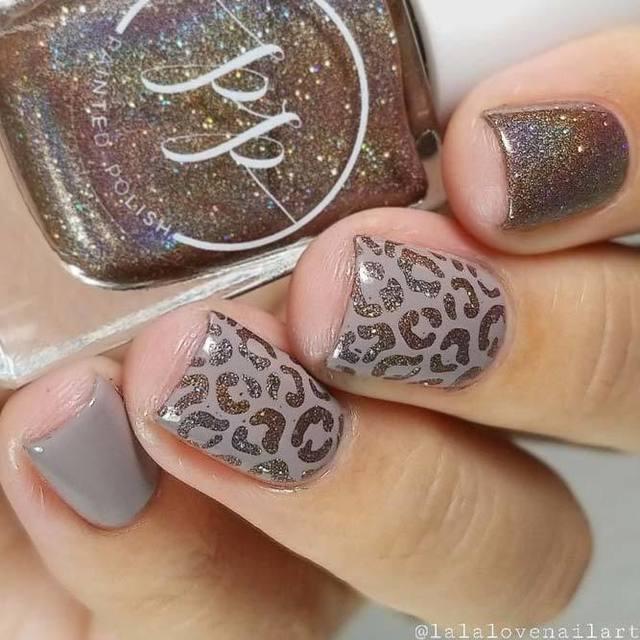 รูปภาพ:https://naildesignsjournal.com/wp-content/uploads/2018/07/taupe-color-nails-holo-cheetah-pattern.jpg