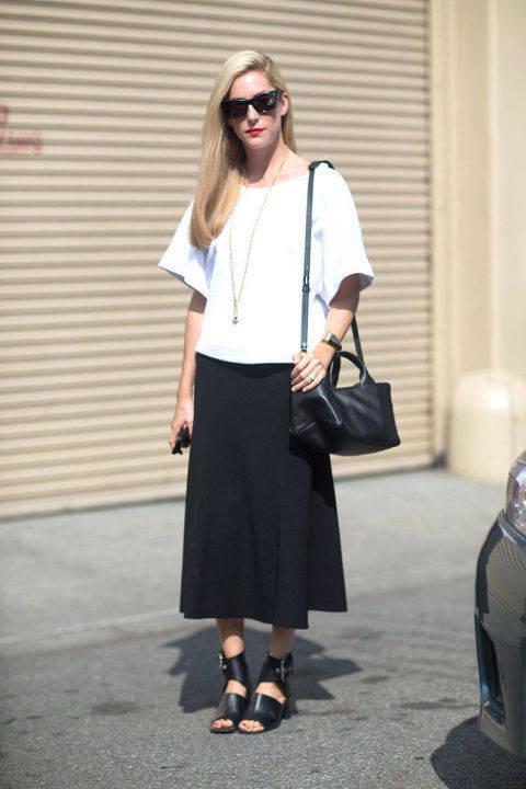 รูปภาพ:http://hbz.h-cdn.co/assets/cm/15/03/480x720/54bc0027f22e1_-_3-stacked-heel-nyfw14-day8-joanna-hillman-celine-sandals-lg.jpg