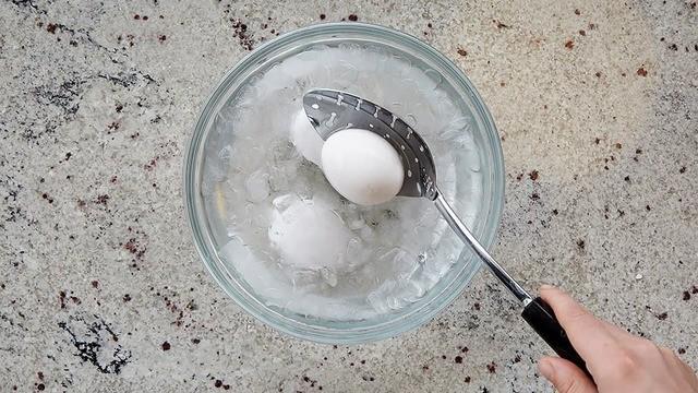 รูปภาพ:https://www.pillsbury.com/-/media/PB/Images/everyday-eats/breakfast-brunch/how-to-boil-eggs/how-to-boil-eggs_08.jpg