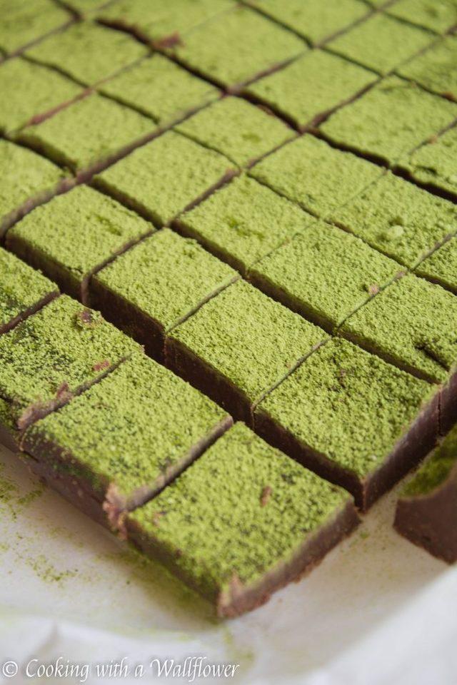 รูปภาพ:https://cookingwithawallflower.com/wp-content/uploads/2018/06/Matcha-Green-Tea-Chocolate-Fudge-8-683x1024.jpg