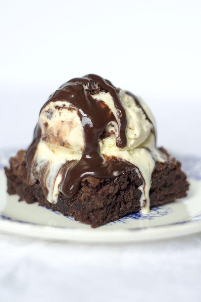 รูปภาพ:https://i0.wp.com/www.goldenbrownanddelicious.com/wp-content/uploads/2015/06/brownie-ice-cream-4.jpg?resize=676%2C1014